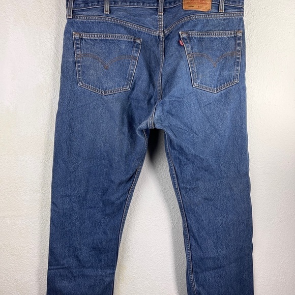 LEVI’s 501 Button fly. 42X32 in Excellent Used Condition - Picture 2 of 3